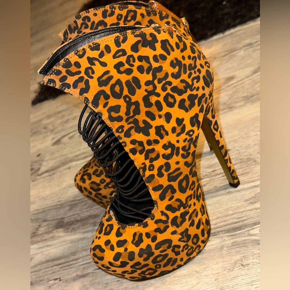 BNWOT CAPE ROBBIN SIZE 9 leopard platform stilettos